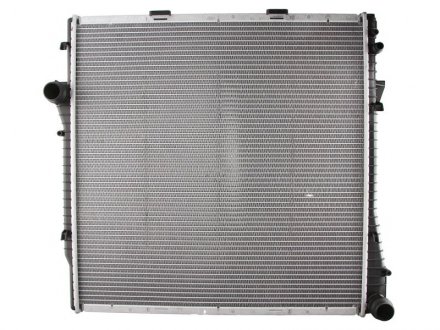 Радиатор охлаждения BMW X5 NISSENS 60787A