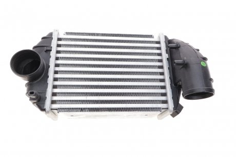 Радиатор интеркулера Audi A4/VW Passat B5 2.5D 97-05 NRF 30133