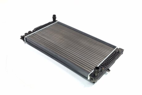 Радіатор охолодження VW PASSAT 96-05,A4,A6 (2,4-2,8L,2,5TD MT) TEMPEST tp.151060497